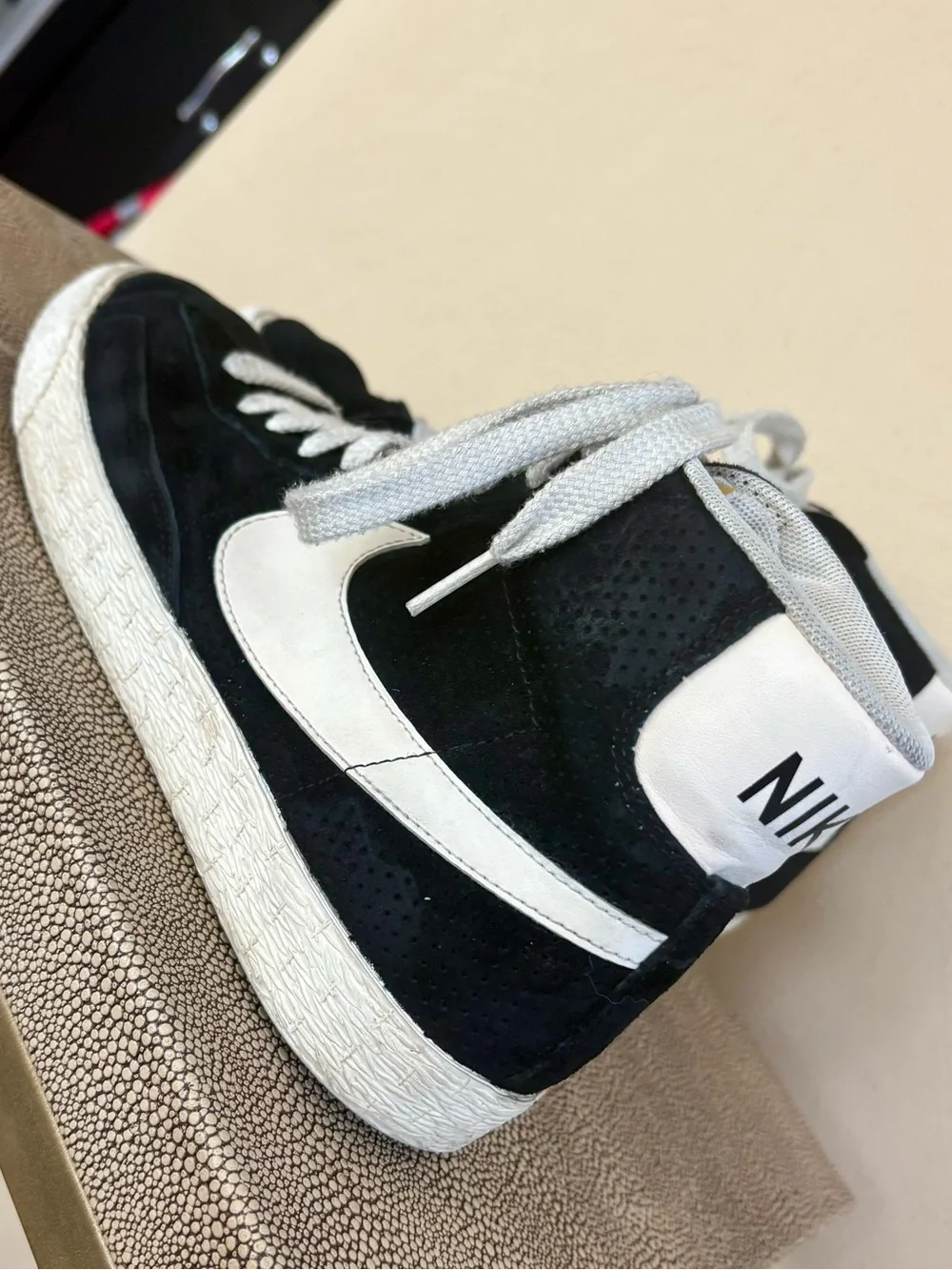 Nike Vintage Women Black & White High w Emerald Soles!!!  Size7.5